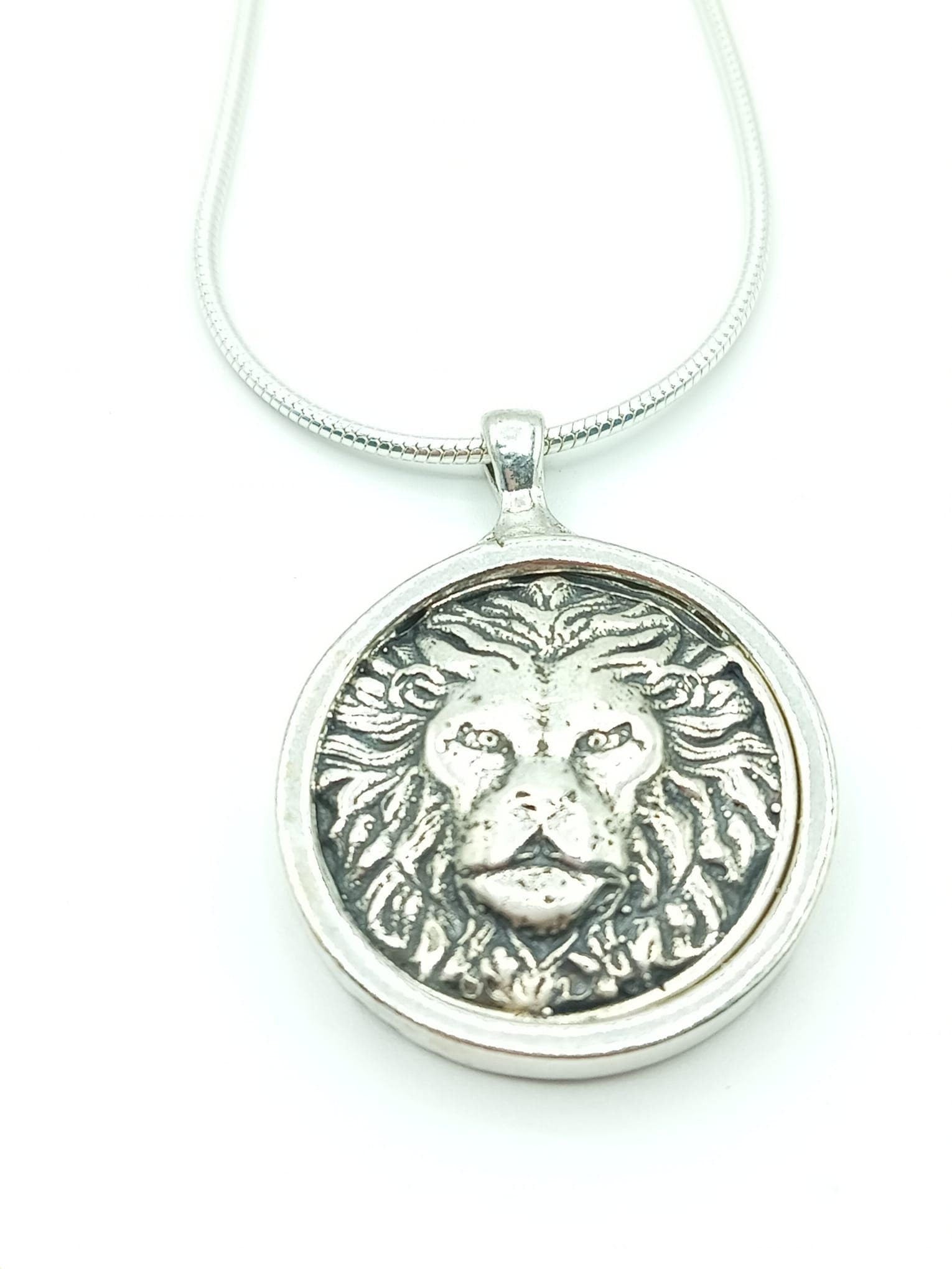 Roaring unisex 925 Sterling silver lion pendant