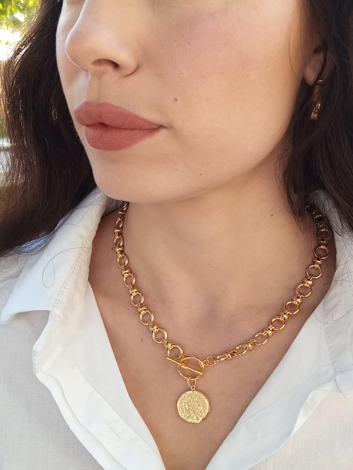 שרשרת עבה מצופה זהב עם מטבע עתיק, נעילת Toggle