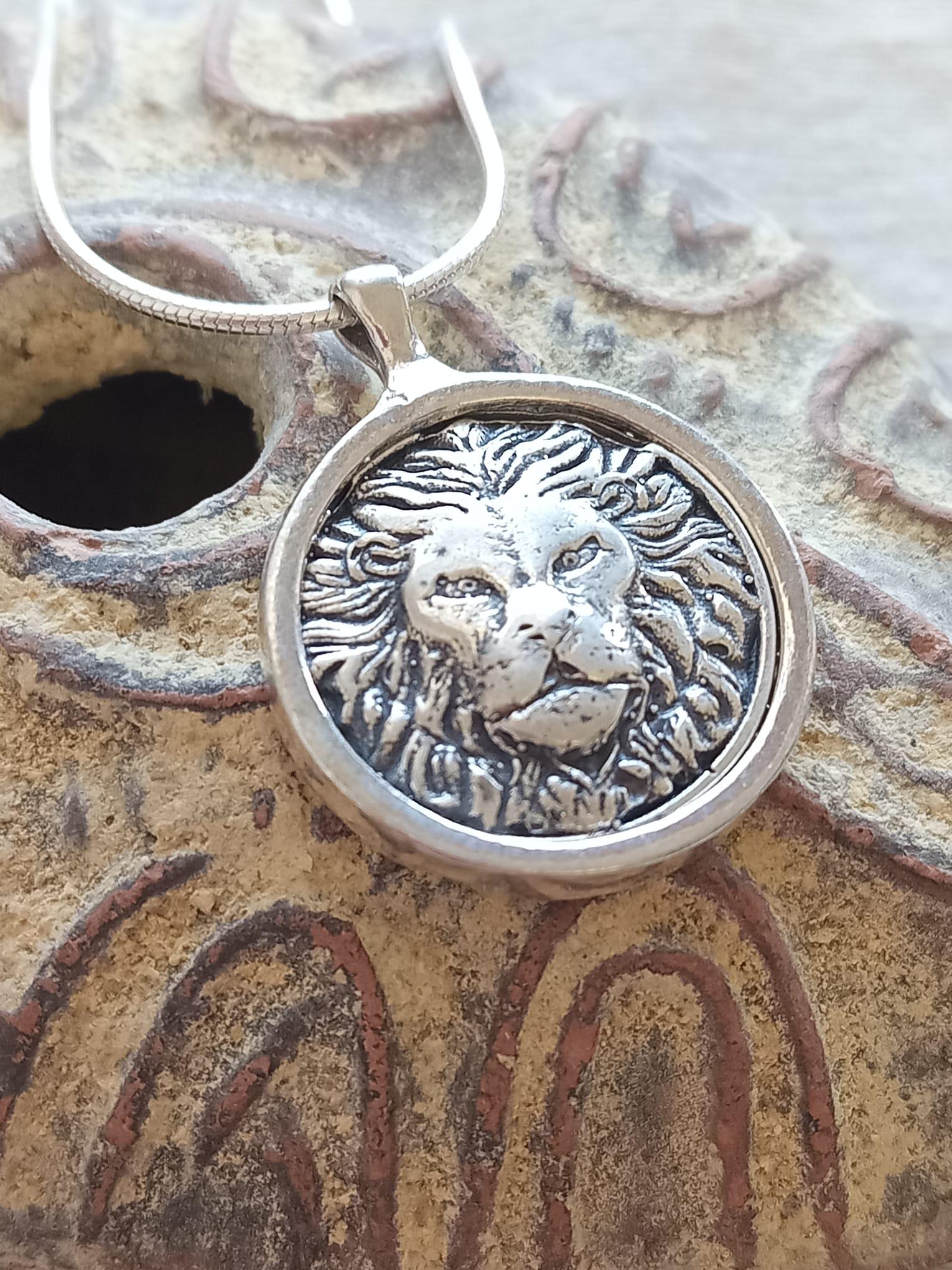 Roaring unisex 925 Sterling silver lion pendant