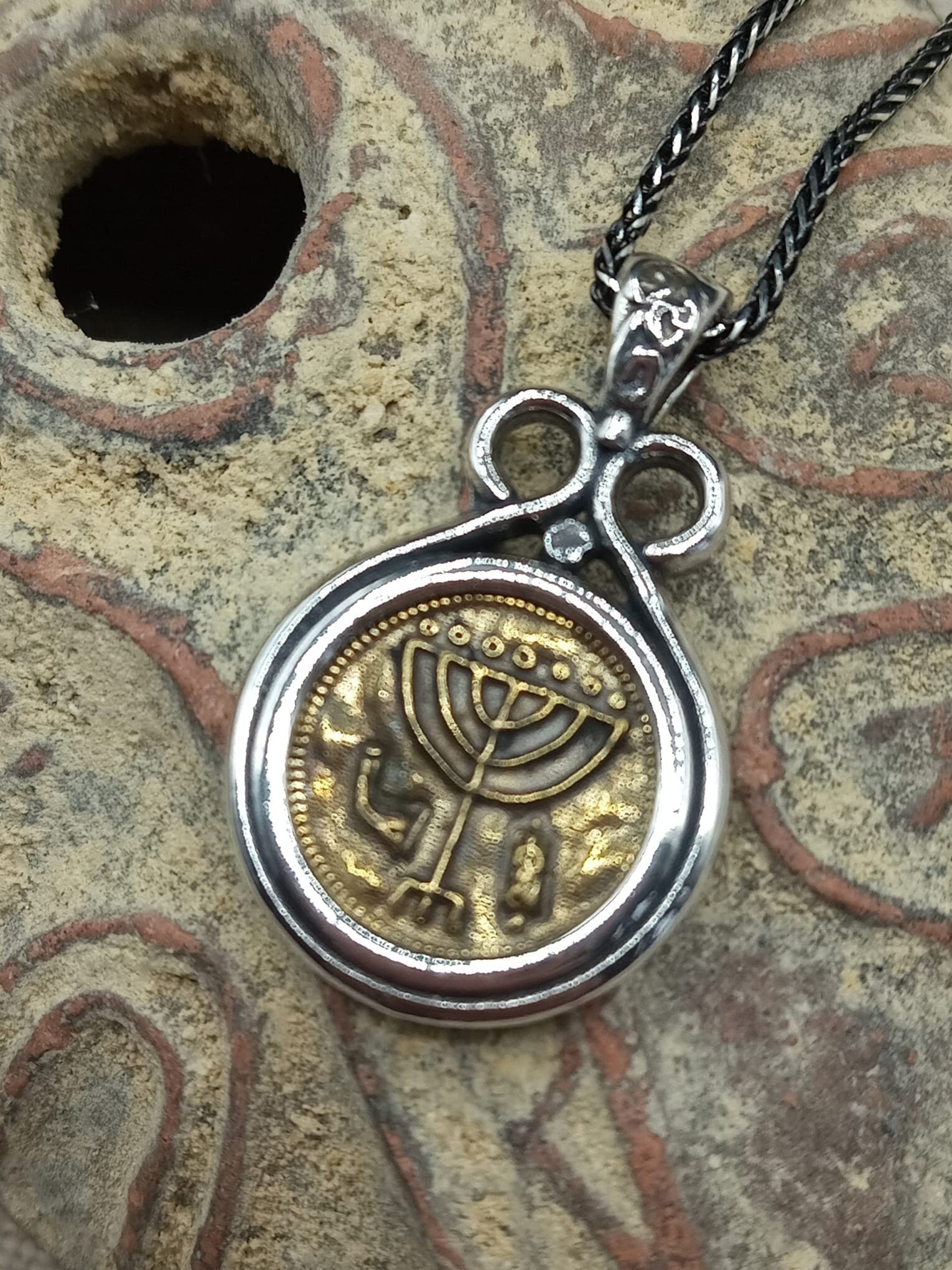 תליון כסף סטרלינג וחנוכייה