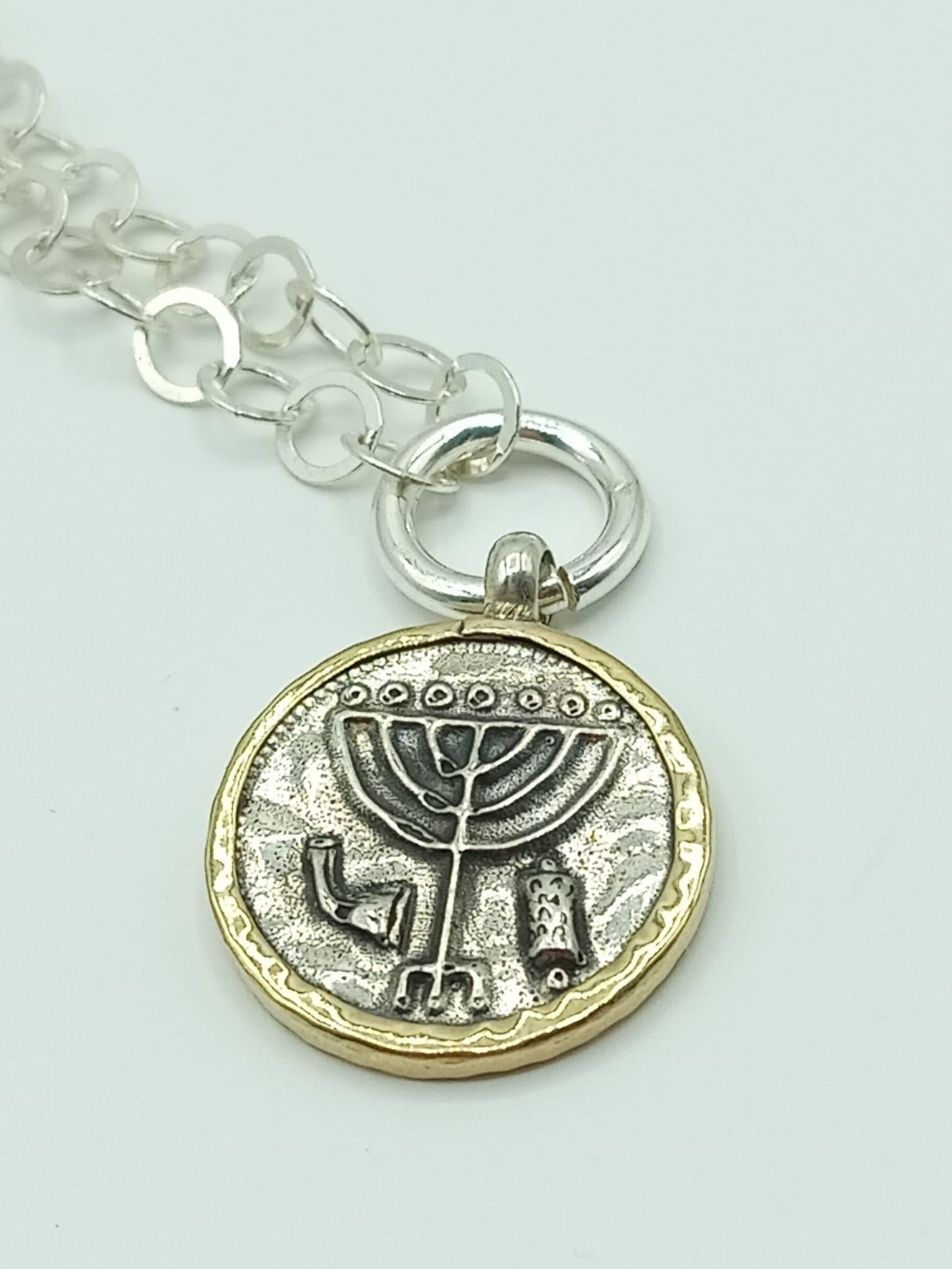 שרשרת מעוצבת עם מדליון חנוכייה מכסף סטרלינג וזהב 9 קראט