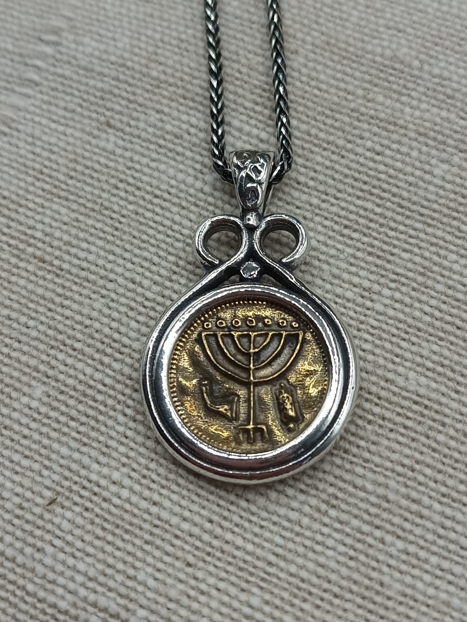 תליון כסף סטרלינג וחנוכייה