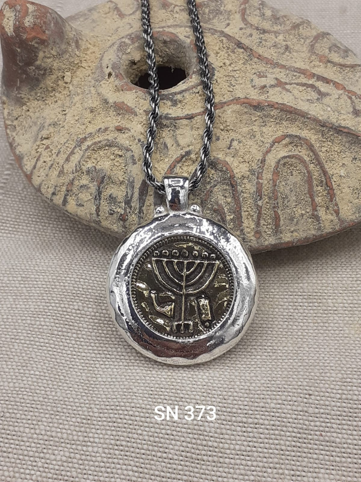 תליון חנוכייה מכסף בגימור פטיש