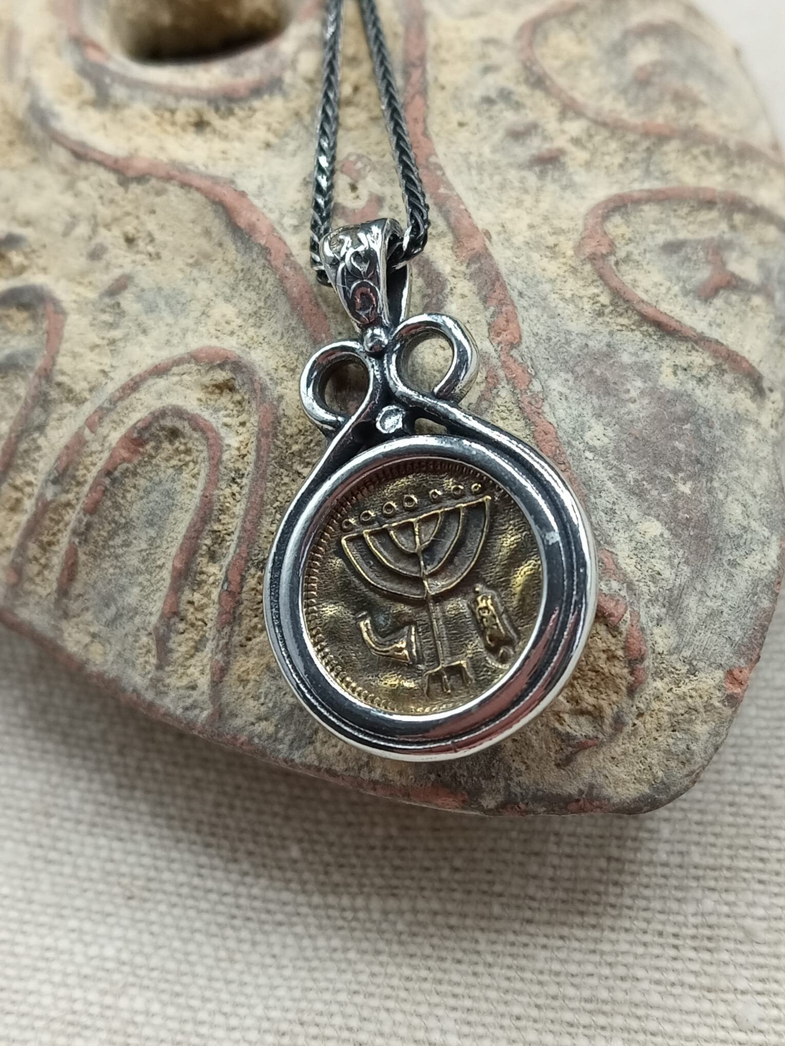 תליון כסף סטרלינג וחנוכייה