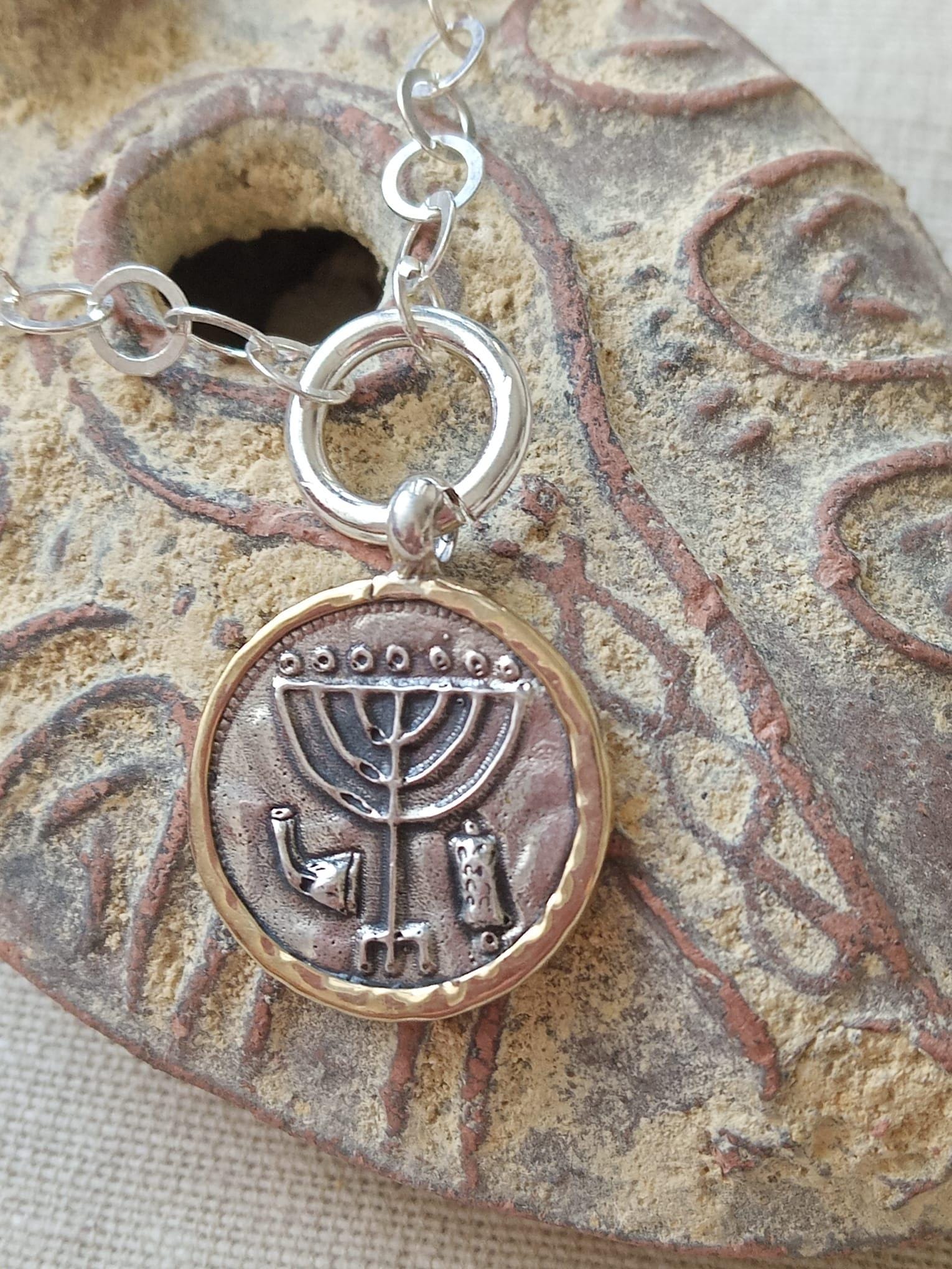 שרשרת מעוצבת עם מדליון חנוכייה מכסף סטרלינג וזהב 9 קראט