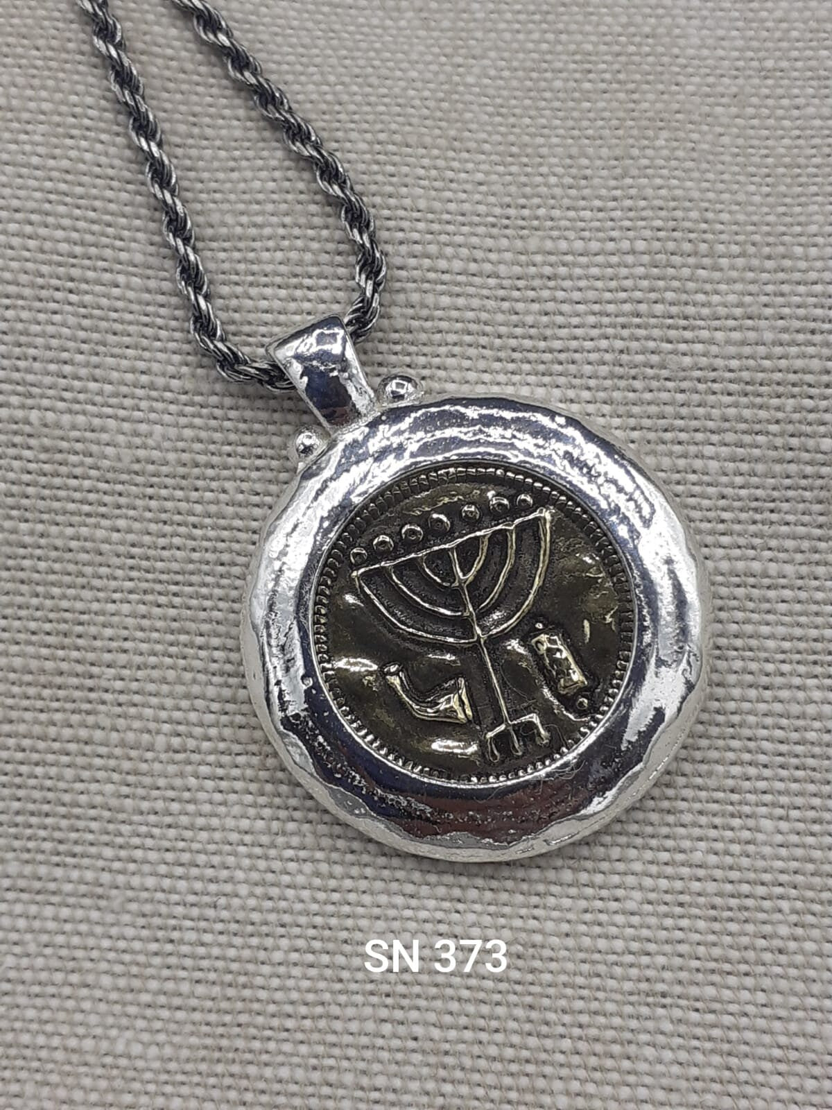 תליון חנוכייה מכסף בגימור פטיש