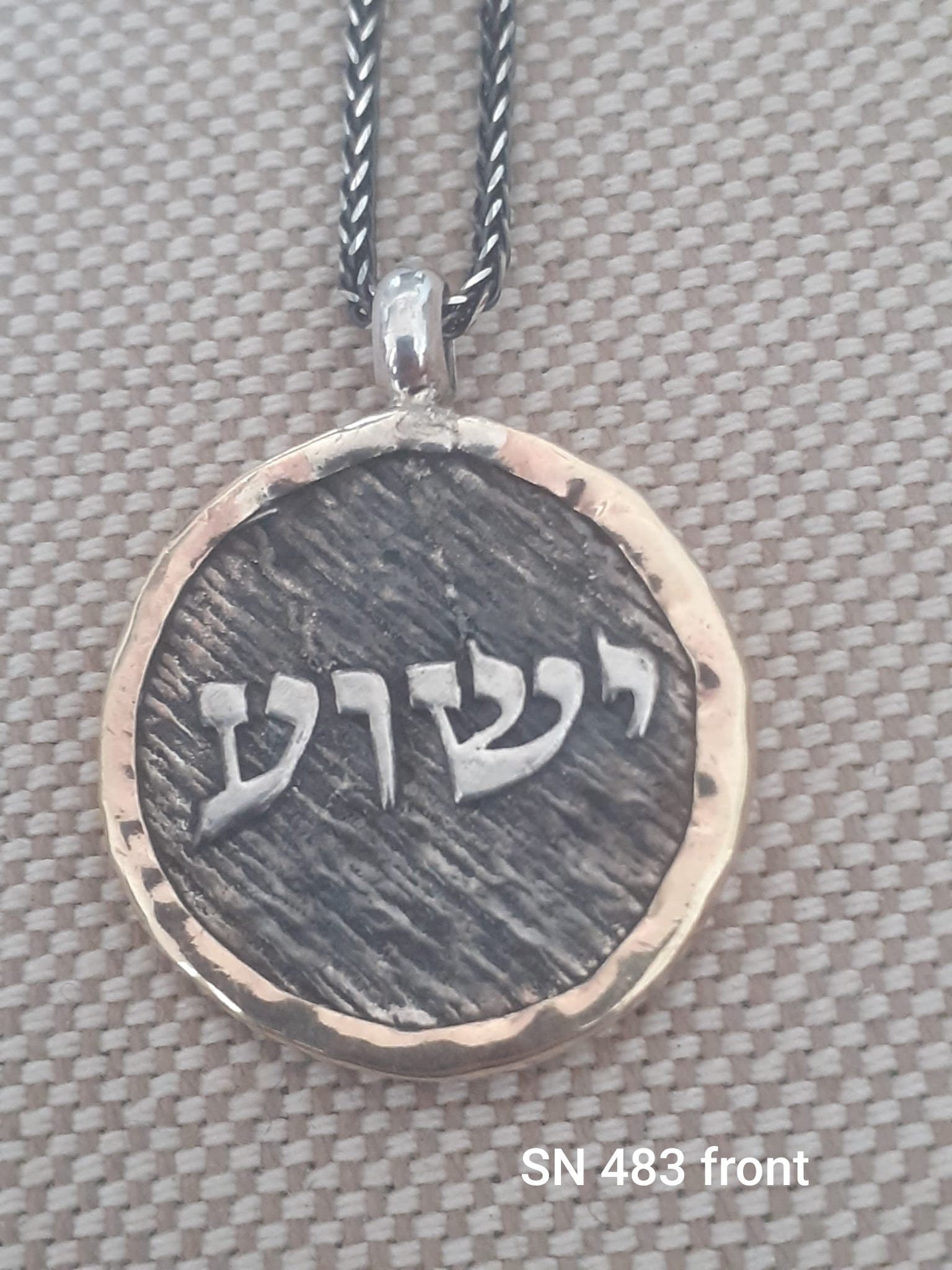 תליון זהב בעבודת יד מכסף וזהב, ישו וצלב ירושלים