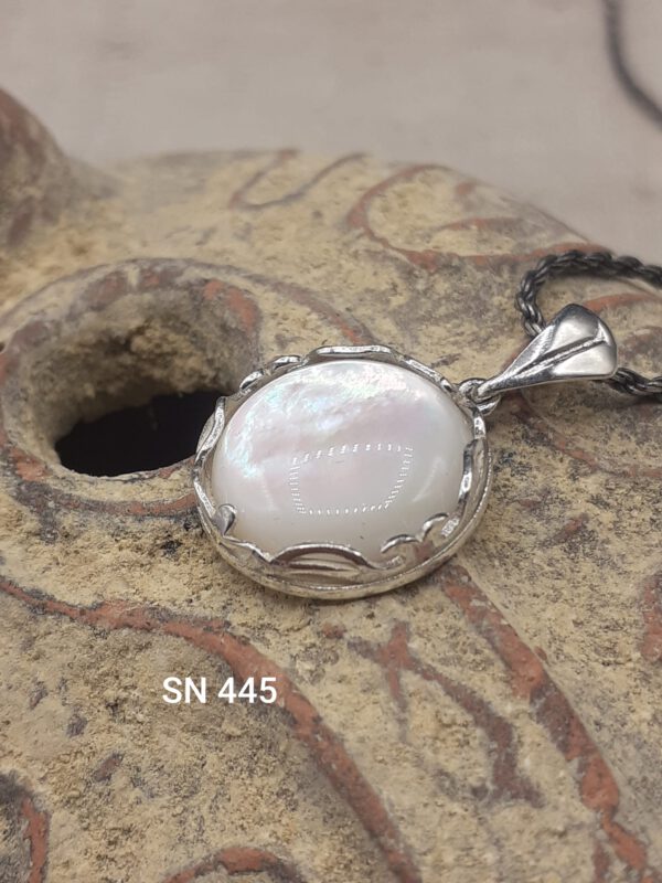 925 Sterling Silver MOP pendant with A great design