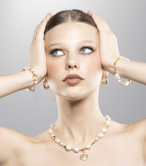 Fabulous glamour necklace with Jumbo natural Pearls & Gold beads